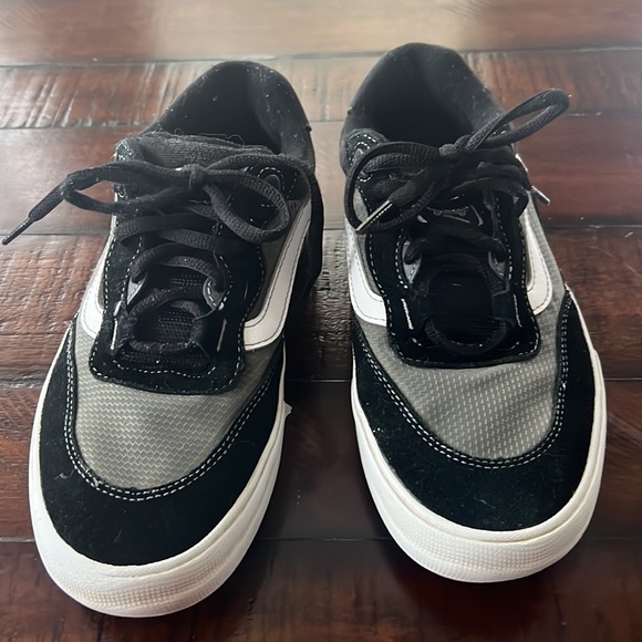 Vans Skateboarding Shoe - Picture 2 of 9